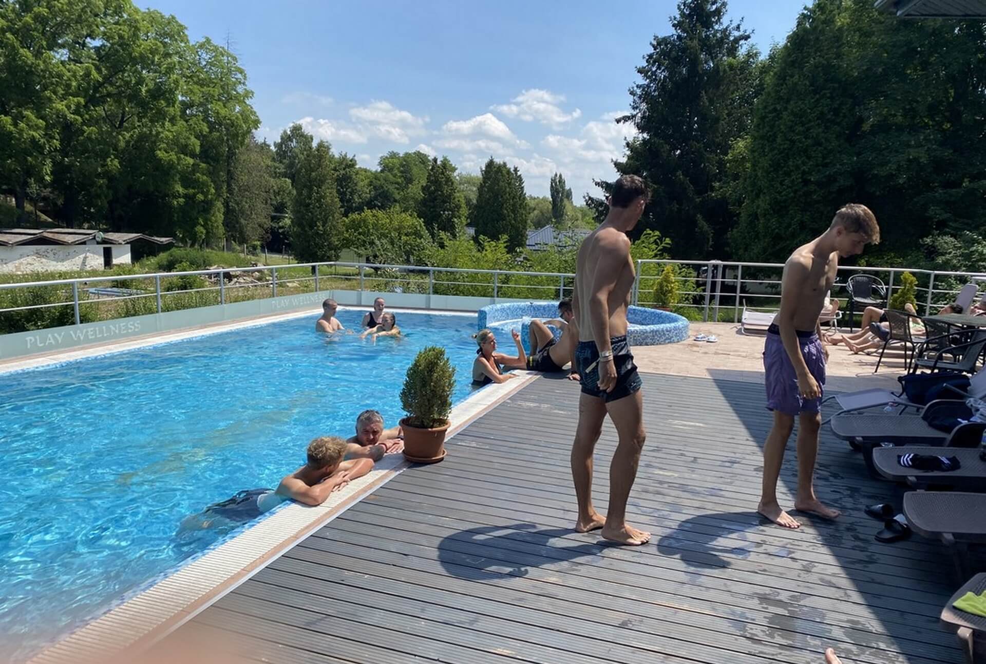 Felejthetetlen medence party csapatepites vizes jatekokkal es bulival